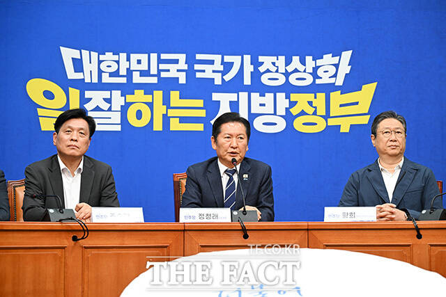 기자간담회 열고 6.3지방선거 전략공천 관련 발언하는 정 대표.