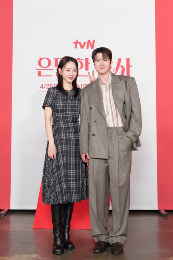 배우 신혜선과 공명이 tvN 새 토일드라마 은밀한 감사를 통해 혐관 관계로 시작하는 로맨스 호흡을 보여줄 예정이다. /tvN