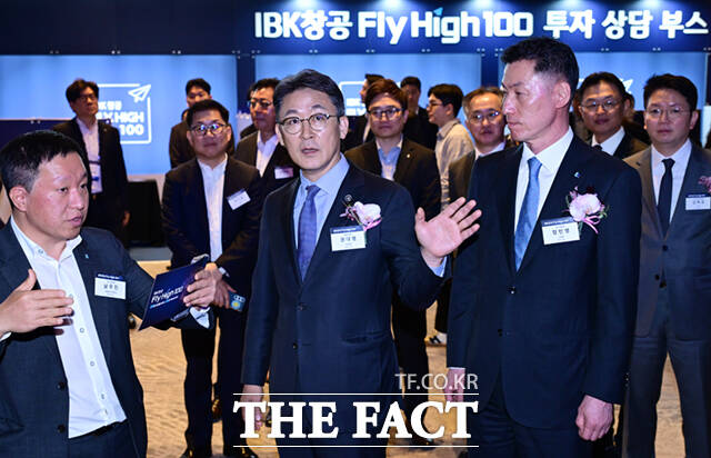권대영 금융위원회 부위원장(가운데)과 장민영 IBK기업은행장(오른쪽)이 20일 서울 강남구 그랜드 인터컨티넨탈 서울 파르나스에서 열린 'IBK창공 플라이하이100' 개막식에 참석해 행사장을 둘러보고 있다. /이새롬 기자