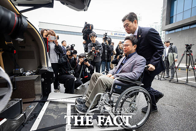 정원오 더불어민주당 서울특별시장 후보가 20일 오후 서울 성동구 금호스포츠센터 주차장에서 휠체어를 밀어보며 장애인 콜택시 내부 이용환경을 점검하고 있다. /정원오 캠프