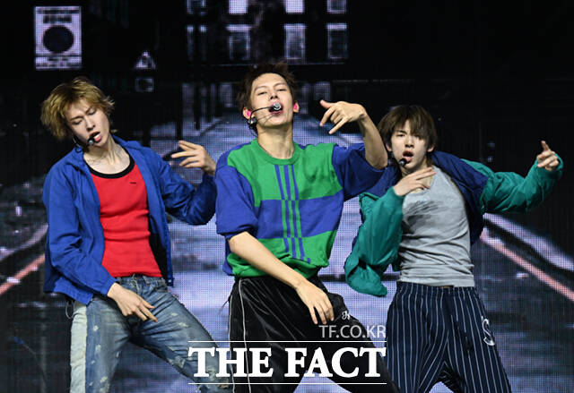 코르티스가 20일 오후 서울 광진구 예스24 라이브홀에서 열린 미니2집 '그린그린(GREENGREEN)' 타이틀곡 '레드레드(REDRED)' 발표 기념 미디어 쇼케이스에서 타이틀곡 무대를 선보이고 있다. /이새롬 기자