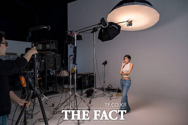 대한민국 대표 치킨 프랜차이즈 ㈜멕시카나가 20일 브랜드 전속 모델인 가수 화사와 함께한 지면 광고 촬영을 성공적으로 마쳤다. /멕시카나치킨