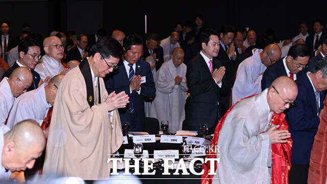 정청래 더불어민주당 대표(왼쪽)와 장동혁 국민의힘 대표가 20일 오후 서울 중구 신라호텔에서 열린 ‘불기2570년 부처님오신날맞이 대한민국불교도 봉축대법회’에서 만나 인사를 하고 있다.