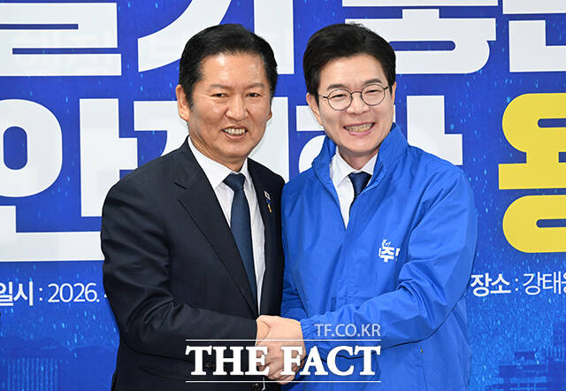 정청래 더불어민주당 대표(왼쪽)가 17일 오전 서울 용산구에 마련된 강태웅 용산구청장 후보 선거사무소에서 열린 현장 최고위원회의에 앞서 정원오 더불어민주당 서울시장 후보에게 당 점퍼를 입혀준 뒤 기념촬영을 하고 있다. /박헌우 기자