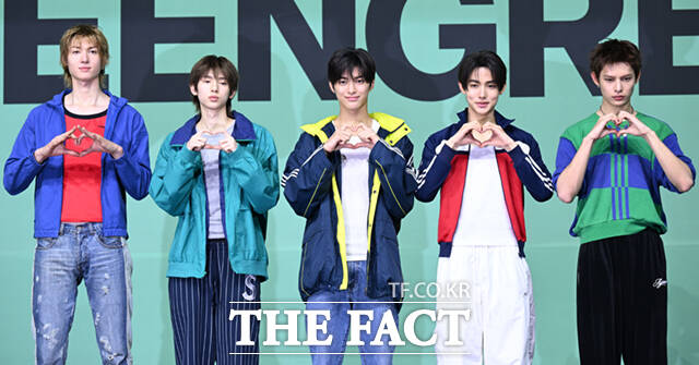 코르티스 마틴, 주훈, 건호, 성현, 제임스(왼쪽부터)가 20일 오후 서울 광진구 예스24 라이브홀에서 열린 미니2집 '그린그린(GREENGREEN)' 타이틀곡 '레드레드(REDRED)' 발표 기념 미디어 쇼케이스에 참석해 포즈를 취하고 있다. /이새롬 기자