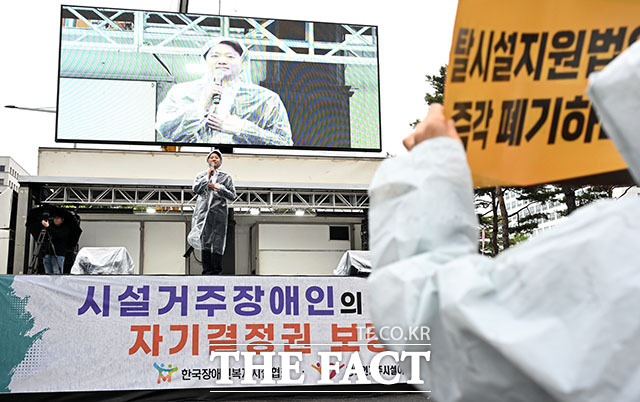 이준석 개혁신당 대표가 ‘거주시설 장애인 권리 선포 대회’에 참석해 발언을 하고 있다.
