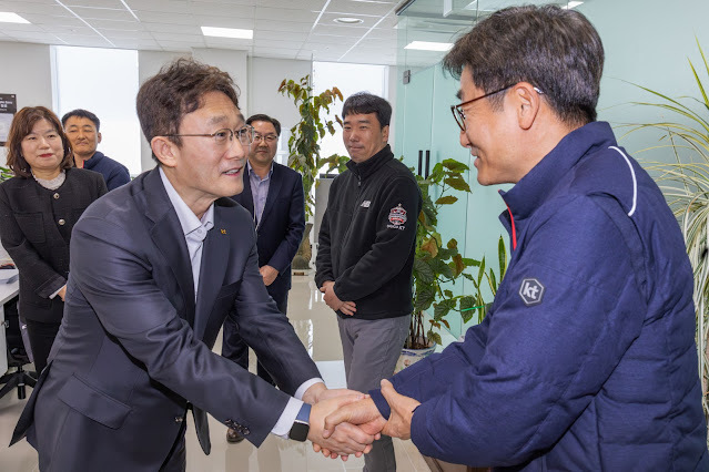 박윤영 KT 대표(왼쪽)가 지난 8일 경기도 군포시에 KT군포타워에 위치한 서부광역본부 토탈영업센터에 방문했다. /KT