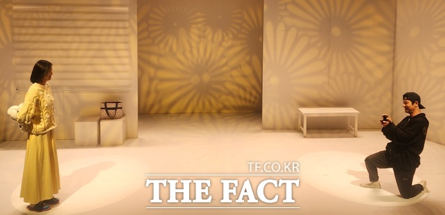 성주군문화예술회관에서 연극 행복 공연이 진행되는 모습. /성주군