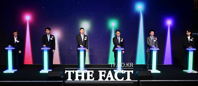 장민영 IBK기업은행장(왼쪽 세 번째)과 권대영 금융위원회 부위원장(오른쪽 세 번째) 등 내빈들이 20일 서울 강남구 그랜드 인터컨티넨탈 서울 파르나스에서 열린 'IBK창공 플라이하이 100' 개막식에 참석해 기념촬영을 하고 있다.