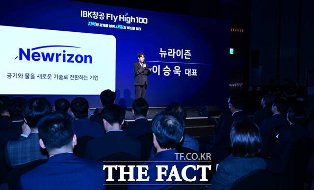 장민영 IBK기업은행장(왼쪽 세 번째)과 권대영 금융위원회 부위원장(오른쪽 세 번째) 등 내빈들이 20일 서울 강남구 그랜드 인터컨티넨탈 서울 파르나스에서 열린 'IBK창공 플라이하이 100' 개막식에 참석해 기념촬영을 하고 있다.