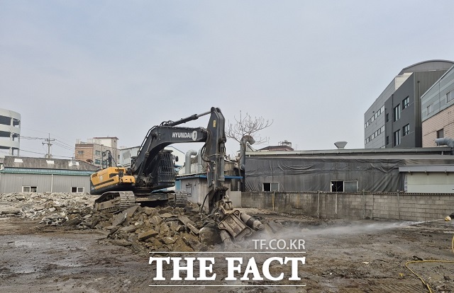 공사장에서 살수 작업을 통해 비산먼지 발생을 저감하는 모습. /부천시