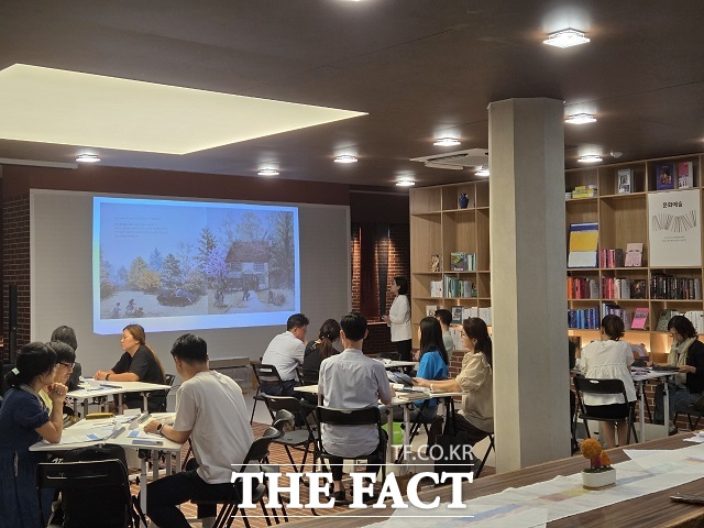 지난해 시흥시민캠퍼스Q-시민학습연구실에 참여한 시민들이 인생 관련 평생학습 교육을 받는 모습. /시흥시