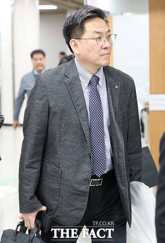 법정으로 입장하고 있는 이 전 수방사령관.