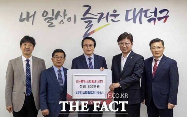 대전시기독교연합회가 20일 대전 공장 화재 피해자 지원을 위한 성금 300만 원을 대덕구에 기탁했다. 사진 왼쪽에서부터 윤주성 대전시기독교연합회 부활절준비위원장, 오성균 연합회 사무총장, 하재호 연합회 대표회장, 최충규 대덕구청장, 김병오 연합회 서기. /대덕구