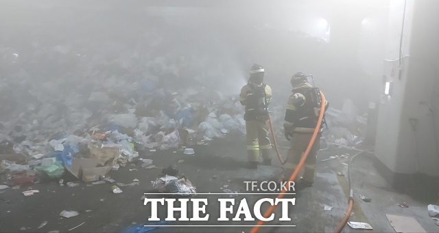 20일 소방당국에 따르면 이날 오전 7시39분께 은평광역자원순환센터 지하 2층 재활용품 반입장에서 화재가 발생했다. /은평소방서
