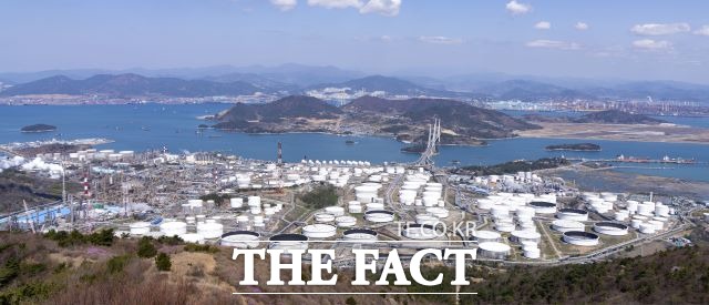 기후에너지환경부는 20일 전남 여수 소노캄에서 녹색산업 협의체 확대 협약식과 간담회를 개최했다. 사진은 여수국가산단 전경. /더팩트DB