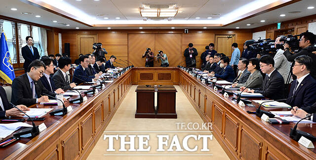 김민석 국무총리(왼쪽)가 20일 오전 서울 종로구 정부서울청사에서 열린 새만금 전북 대혁신 TF 2차 회의에 참석해 모두발언을 하고 있다. /임영무 기자