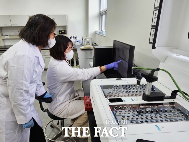 익산시 농업기술센터 토양검정실 토양 성분 분석 모습. /익산시