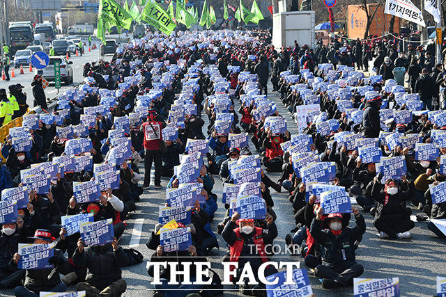 20일 전국민주노동조합총연맹(민주노총)에 따르면 이날 오전 10시30분께 경남 진주시 CU 진주물류센터 앞에서 연좌 농성을 벌이던 민주노총 공공운수노조 화물연대본부 편의점지부 CU지회 노조원들과 2.5톤 탑차가 충돌해 1명이 숨지고 2명이 부상을 입었다. /더팩트