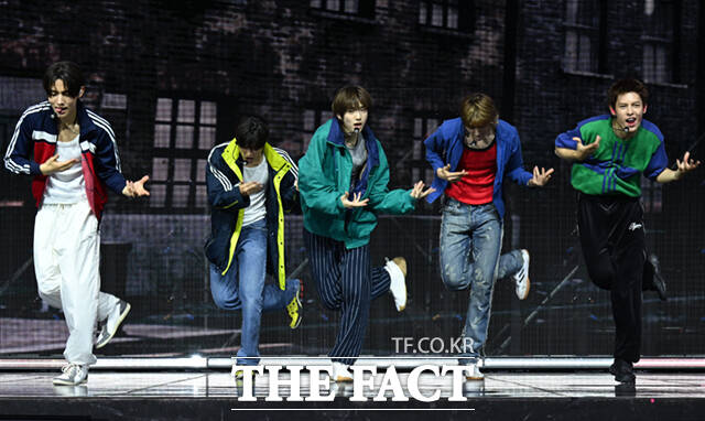 코르티스가 20일 오후 서울 광진구 예스24 라이브홀에서 열린 미니2집 '그린그린(GREENGREEN)' 타이틀곡 '레드레드(REDRED)' 발표 기념 미디어 쇼케이스에서 타이틀곡 무대를 선보이고 있다. /이새롬 기자