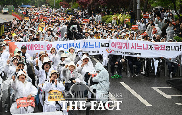 이준석 개혁신당 대표가 ‘거주시설 장애인 권리 선포 대회’에 참석해 발언을 하고 있다.
