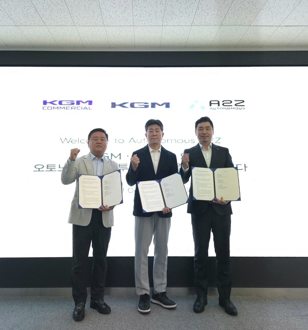 KGM이 자회사인 KGM 커머셜과 함께 글로벌 자율주행 기업 오토노머스에이투지와 자율주행 기술 MOU를 체결하고 상호 적극 협력하기로 했다. (사진 왼쪽부터 KGMC 김종현 대표, KGM 황기영 대표, 에이투지 한지형 대표). /KGM
