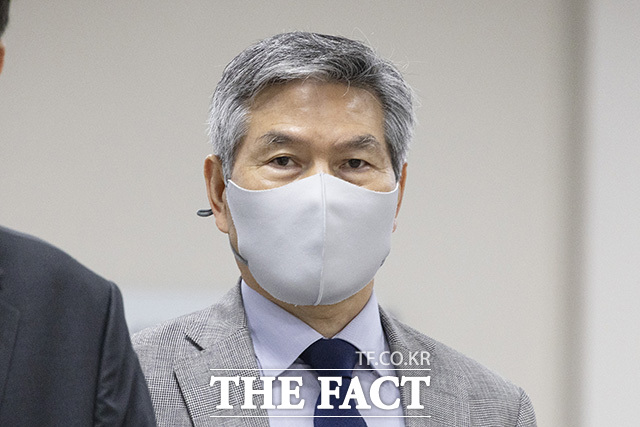 문재인 정부 당시 사드(THAAD·고고도미사일방어체계) 기밀 유출 혐의 등을 받는 정경두 전 국방부 장관이 20일 오전 서울 서초구 서울중앙지방법원에서 열린 1차 공판준비기일에 출석하고 있다. /송호영 기자