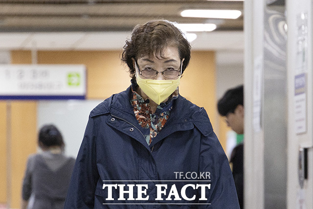공판 출석하는 김건희 씨의 모친 최은순 씨.