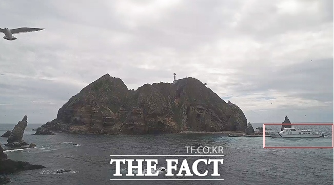 독도평화호가 국가유산청 관계자들의 독도 천연기념물 보존 실태 현지조사 지원에 나섰다. /울릉군청 누리집 갈무리