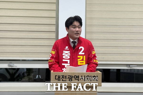 김선광 국민의힘 대전시 중구청장 예비후보가 20일 대전시의회 기자실에서 기자회견을 열고 김제선 중구청장을 향해 최소 3회 이상의 정책토론회를 실시하자고 제안했다. /정예준 기자