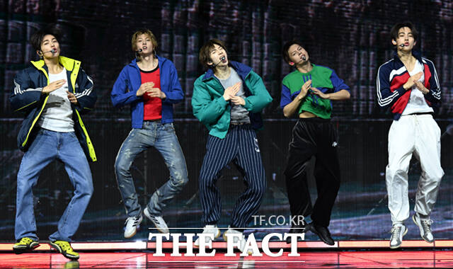 코르티스가 20일 오후 서울 광진구 예스24 라이브홀에서 열린 미니2집 '그린그린(GREENGREEN)' 타이틀곡 '레드레드(REDRED)' 발표 기념 미디어 쇼케이스에서 타이틀곡 무대를 선보이고 있다. /이새롬 기자