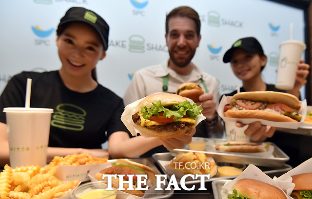 쉐이크쉑을 운영하는 빅바이트컴퍼니도 매출은 1265억원으로 17.4% 늘었으나, 영업손실은 44억원으로 적자 폭이 2배 이상 확대됐다. 빅바이트컴퍼니의 경우 지난해 판매관리비가 약 903억원으로 전년 대비 22.2% 상승한 것도 영업이익에 영향을 미쳤다. /이새롬 기자