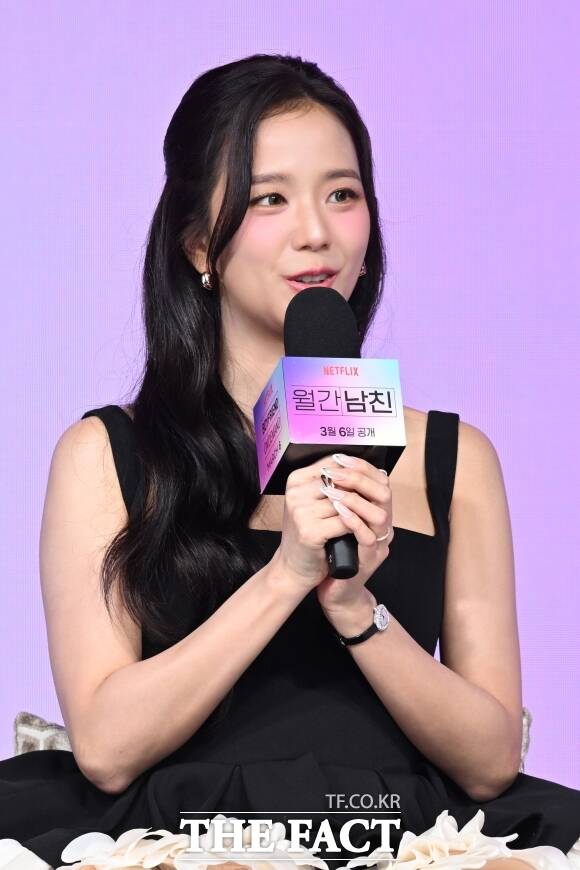 블랙핑크 지수의 소속사가 친오빠의 사생활 논란과 무관하다는 입장을 밝혔다. 사진은 지난 3월 5일 넷플릭스 새 시리즈 '월간남친' 제작발표회에서 질의응답 중인 지수의 모습. /김성렬 기자