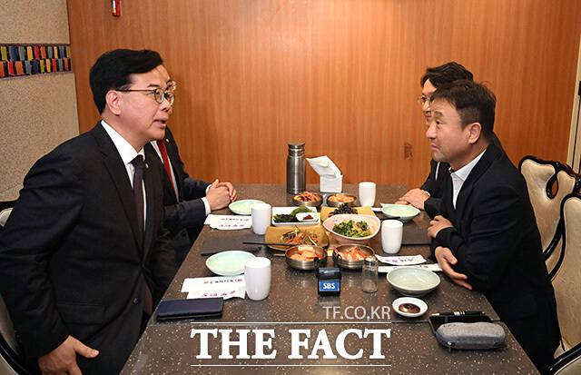 오찬 회동 갖고 두 손 마주잡은 한병도 더불어민주당 원내대표와 송언석 국민의힘 원내대표. /국회사진기자단