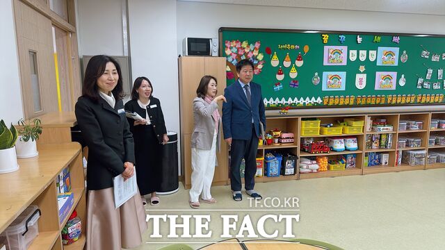 20일 장애인의 날 맞아 조진형 대전동부교육청 교육장이 통합교육 현장인 대전동산초 특수학급 교실을 방문해 관계자의 설명을 듣고 있다. /대전시교육청