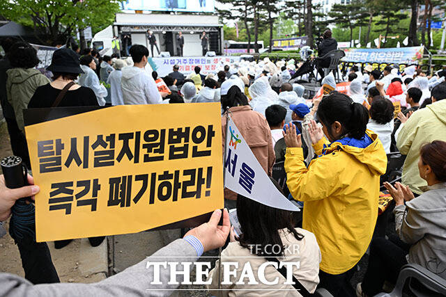 이준석 개혁신당 대표가 ‘거주시설 장애인 권리 선포 대회’에 참석해 발언을 하고 있다.