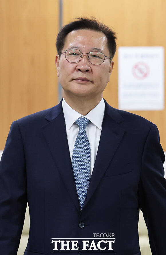 법정에 입장하고 있는 박 전 장관.