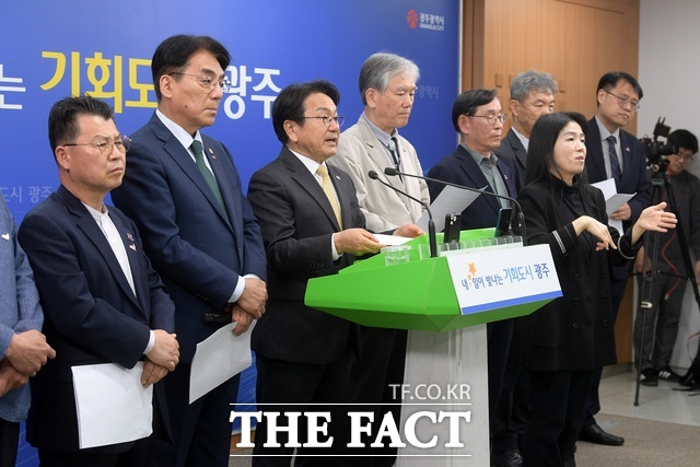 5·18민주화운동정신계승위원회 강기정 위원장(더불어민주당, 광주시장)이 20일 시청 브리핑실에서 기자회견을 열고, 5·18정신의 대한민국 헌법 전문 수록을 제22대 국회에 공식 촉구하고 있다. /광주시