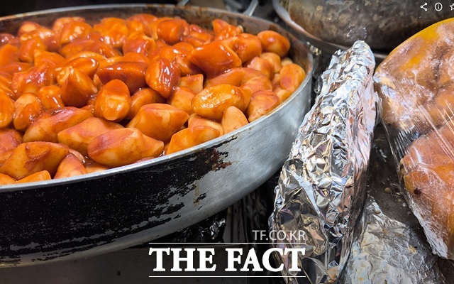 20일 오승혁의 현장은 외국인 유튜버가 물을 달라고 하자 생수를 별도로 2000원에 판매해 논란이 일고 있는 광장시장 현장을 찾았다. /광장시장=오승혁 기자