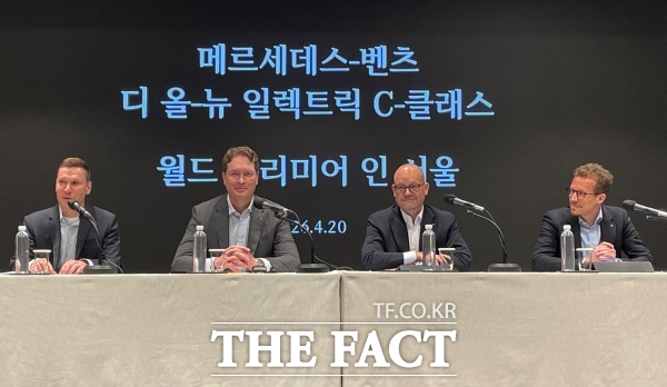 벤츠 경영진이 20일 C-클래스의 첫 전동화 모델 공개를 기념해 서울을 찾아 기자 간담회를 열고 있다. (왼쪽부터) 마티아스 바이틀(Mathias Vaitl) 메르세데스-벤츠 코리아 대표이사, 올라 칼레니우스(Ola Källenius) 메르세데스-벤츠 그룹 AG CEO, 요르그 부르저(Jörg Burzer) 메르세데스-벤츠 그룹 AG 이사회 멤버 및 최고기술책임자(CTO), 개발&구매 총괄, 마티아스 가이젠(Mathias Geisen) 메르세데스-벤츠 그룹 AG 이사회 멤버 겸 세일즈 & 고객 경험 총괄. /문은혜 기자