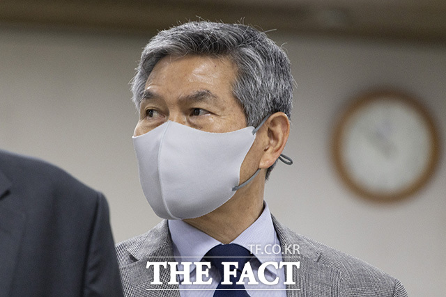 법정에 출석하고 있는 정의용 전 국가안보실장.