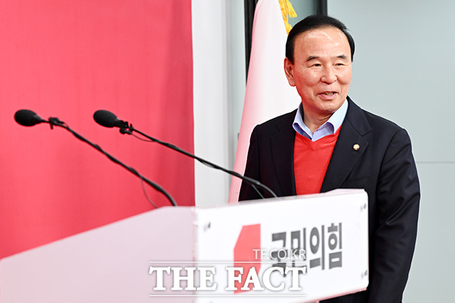 국민의힘이 20일 6·3 지방선거 경기도지사 후보 공모에 접수한 4인을 대상으로 원샷 경선을 실시하기로 했다. 사진은 박덕흠 공관위원장./ 남용희 기자