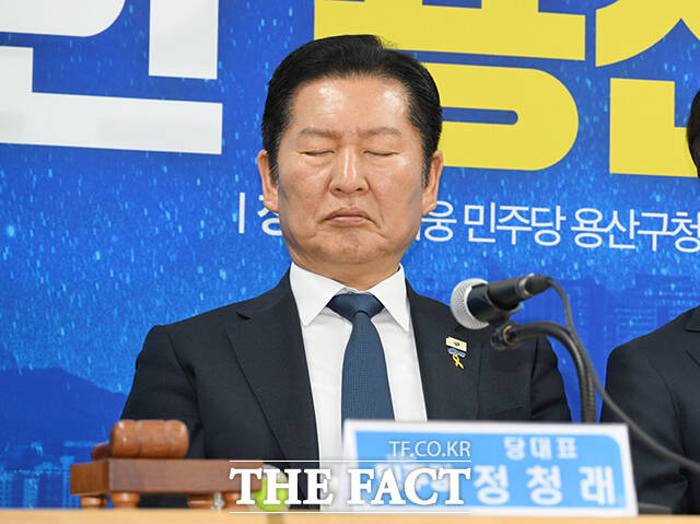 정당 지지도 결과에 따르면 더불어민주당은 지난주보다 0.1%포인트 내린 50.5%를 기록했다. 사진은 17일 서울 용산구에 마련된 강태웅 용산구청장 후보 선거사무소에서 열린 현장 최고위원회의에 참석해 눈을 감고 있는 정 대표. /박헌우 기자