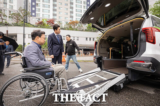 정 후보가 박용진 콜택시 업체 대표의 발언을 듣고 있다. /정원오 캠프