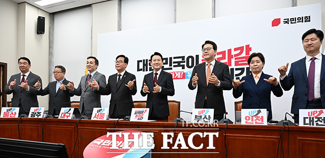 수어로 인사하는 장동혁 대표.