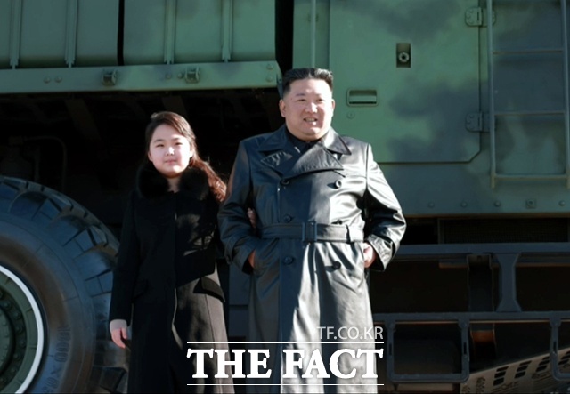 북한이 집속탄두를 장착한 단거리 지대지 탄도미사일 시험 발사에 성공했다고 밝혔다. 사진은 2022년 11월 27일 김정은 북한 국무위원장(오른쪽)과 딸 김주애가 신형대륙간탄도미사일 화성포-17형 시험발사에 참관했던 모습. /뉴시스, 조선중앙TV 갈무리