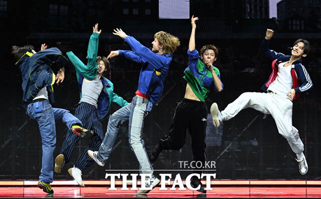 코르티스가 20일 오후 서울 광진구 예스24 라이브홀에서 열린 미니2집 '그린그린(GREENGREEN)' 타이틀곡 '레드레드(REDRED)' 발표 기념 미디어 쇼케이스에서 타이틀곡 무대를 선보이고 있다. /이새롬 기자