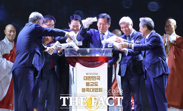 정청래 더불어민주당 대표(왼쪽)와 장동혁 국민의힘 대표가 20일 오후 서울 중구 신라호텔에서 열린 ‘불기2570년 부처님오신날맞이 대한민국불교도 봉축대법회’에서 만나 인사를 하고 있다.