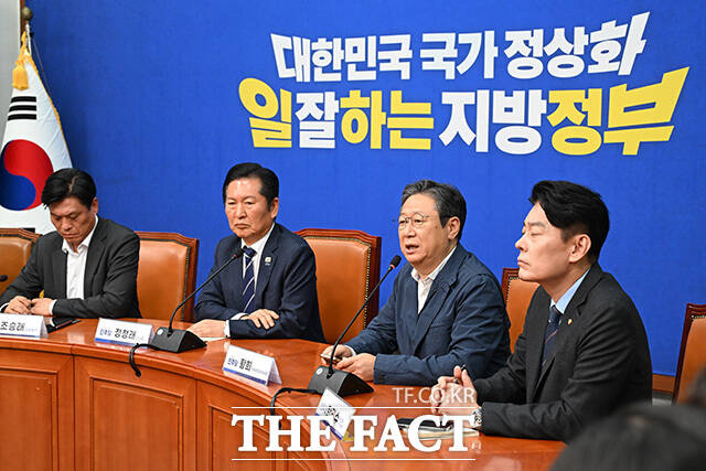기자간담회 열고 6.3지방선거 전략공천 관련 발언하는 정 대표.
