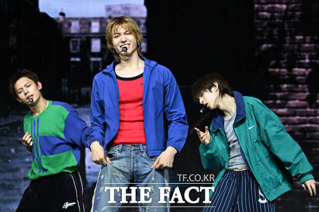 코르티스가 20일 오후 서울 광진구 예스24 라이브홀에서 열린 미니2집 '그린그린(GREENGREEN)' 타이틀곡 '레드레드(REDRED)' 발표 기념 미디어 쇼케이스에서 타이틀곡 무대를 선보이고 있다. /이새롬 기자